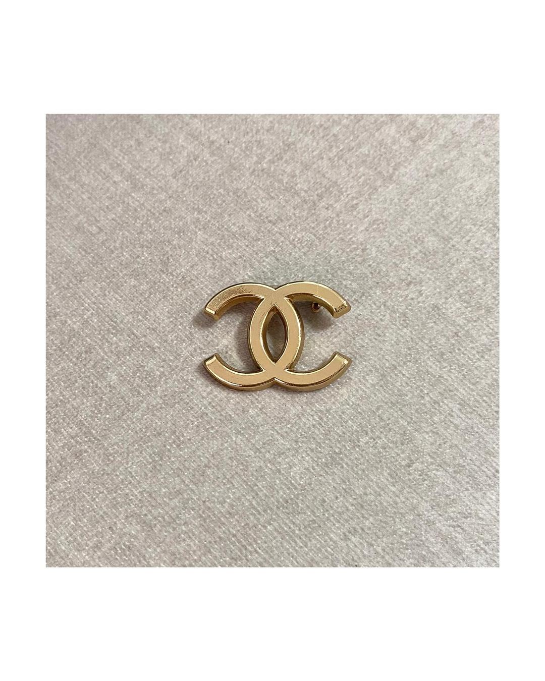 CHANEL hanger CC brooch no.14