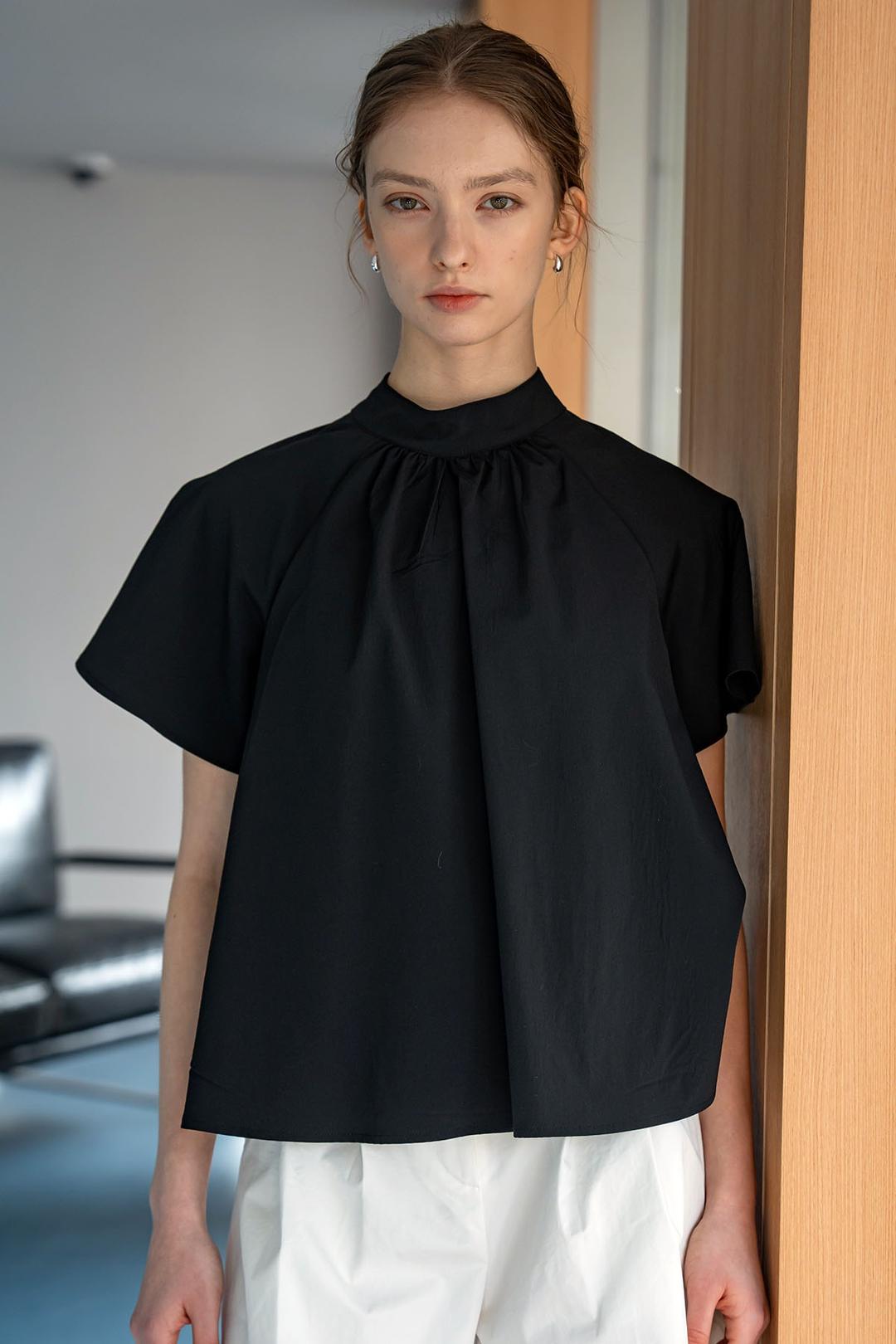SEERSUCER HALF NECK SHIRRING BLOUSE BK, WH