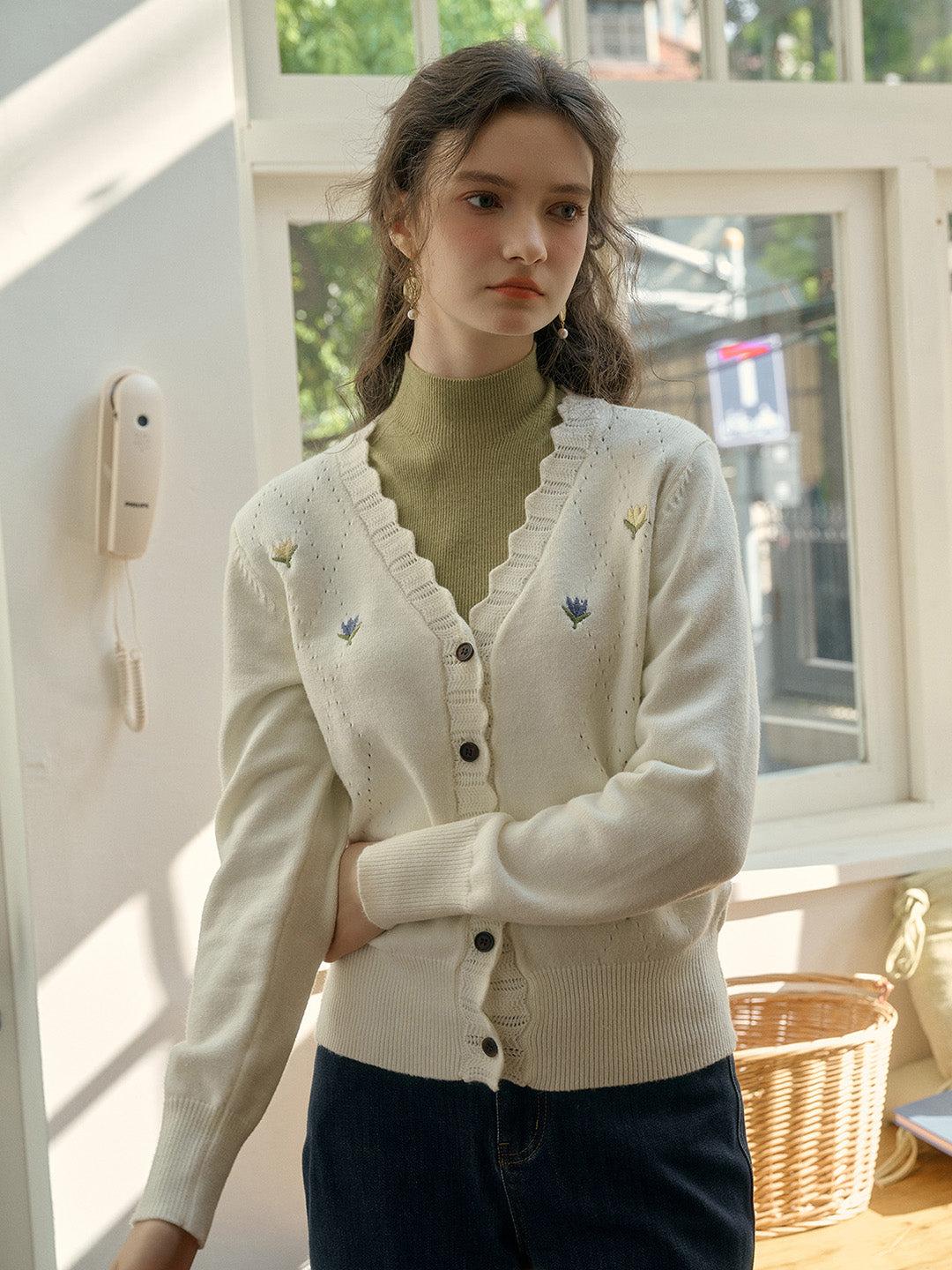 【 Final Sale】Vivian V-Neck Contrasting Embroidery Cardigan - White / S