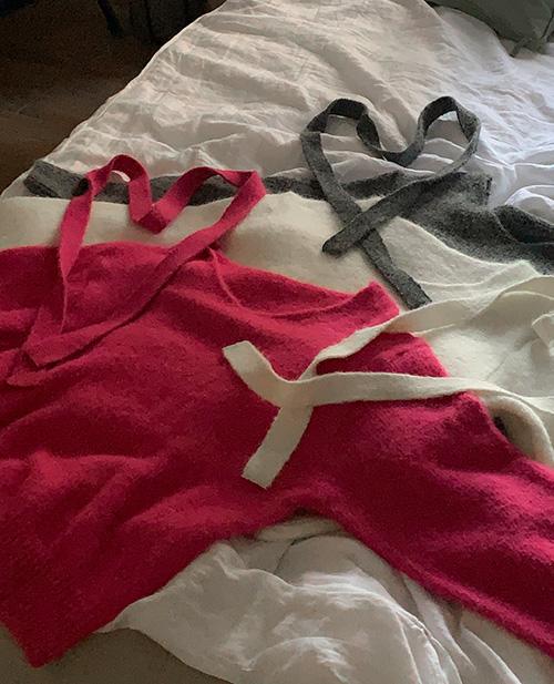 니어 [타이세트♥] 르베르 여리여리 루즈핏 브이넥 헤어리 니트 /하객룩/데이트룩/연말룩/간절기/섹시룩/원숄더/오프숄더/크리스마스/겨울 - 4color