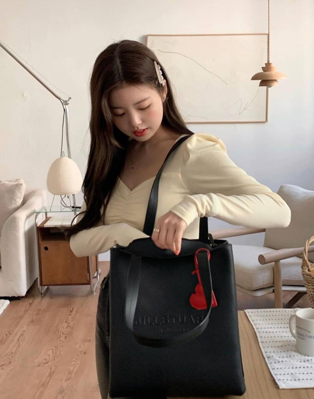 [23SS] [페이퍼리뉴얼][15인치 노트북 수납 가능] 블랙 볼륨 로고 소가죽 세로형 쇼퍼백