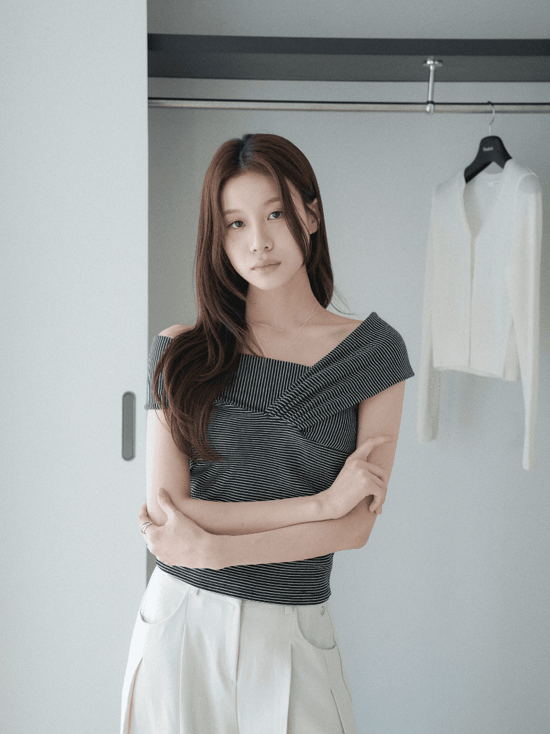 *예약 오더* [NouArté] 템버 원숄더 스트라이프 탑 (블랙)