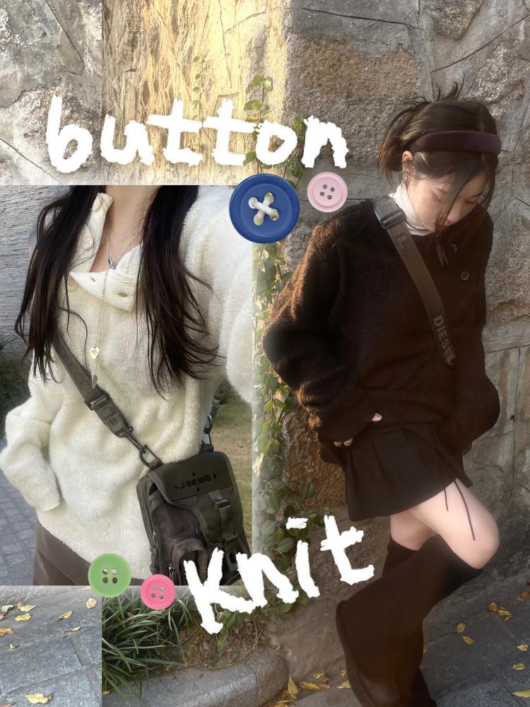 [ 히니츠키 ] 사선 버튼 루즈핏 부클 니트