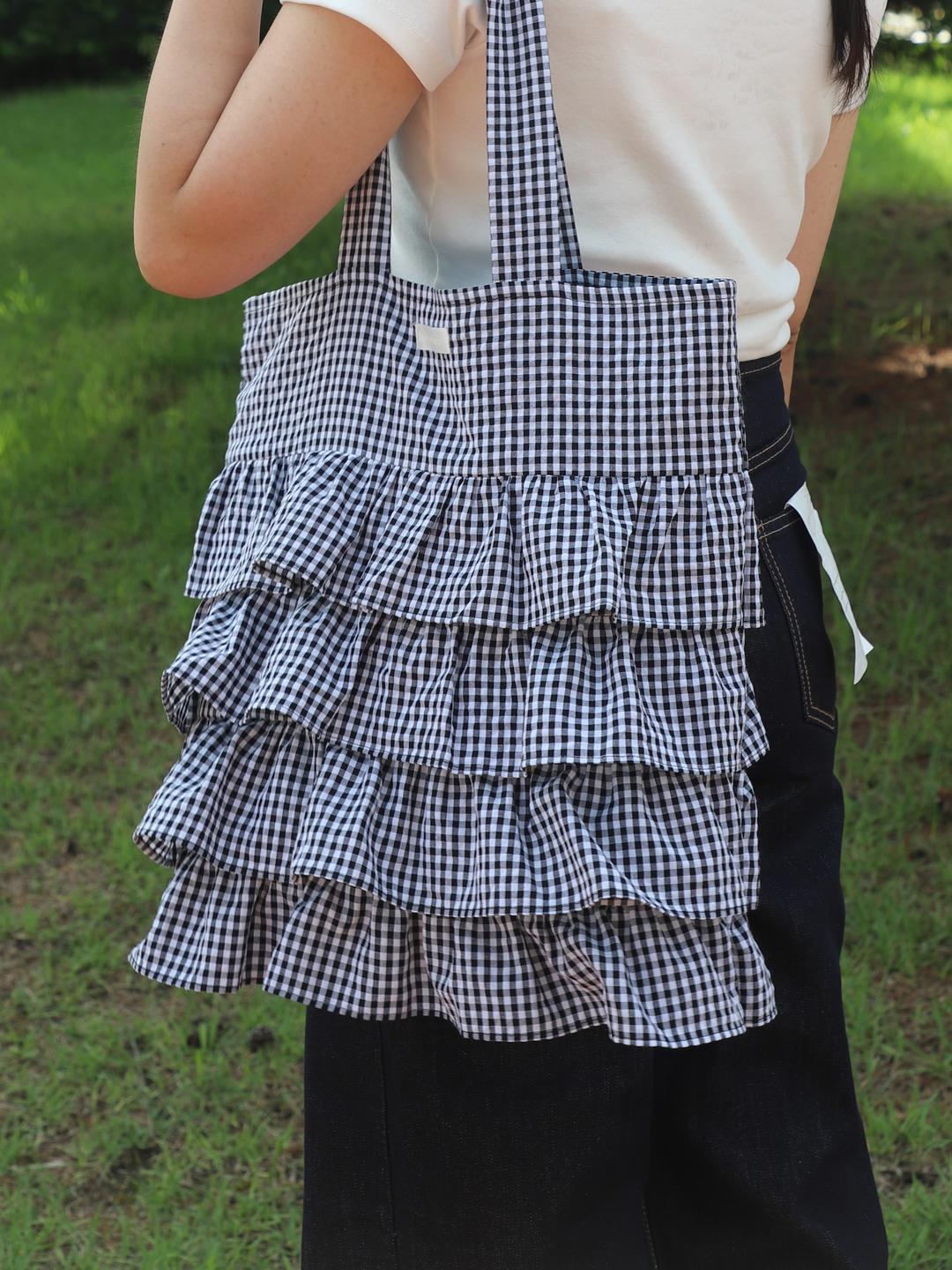 UWOo frill bag (black check)