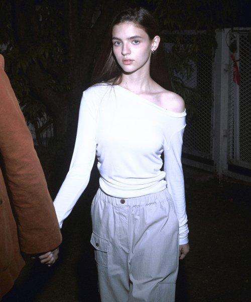 제넷 하프 오프 숄더 셔링 탑 ( 아이보리 )