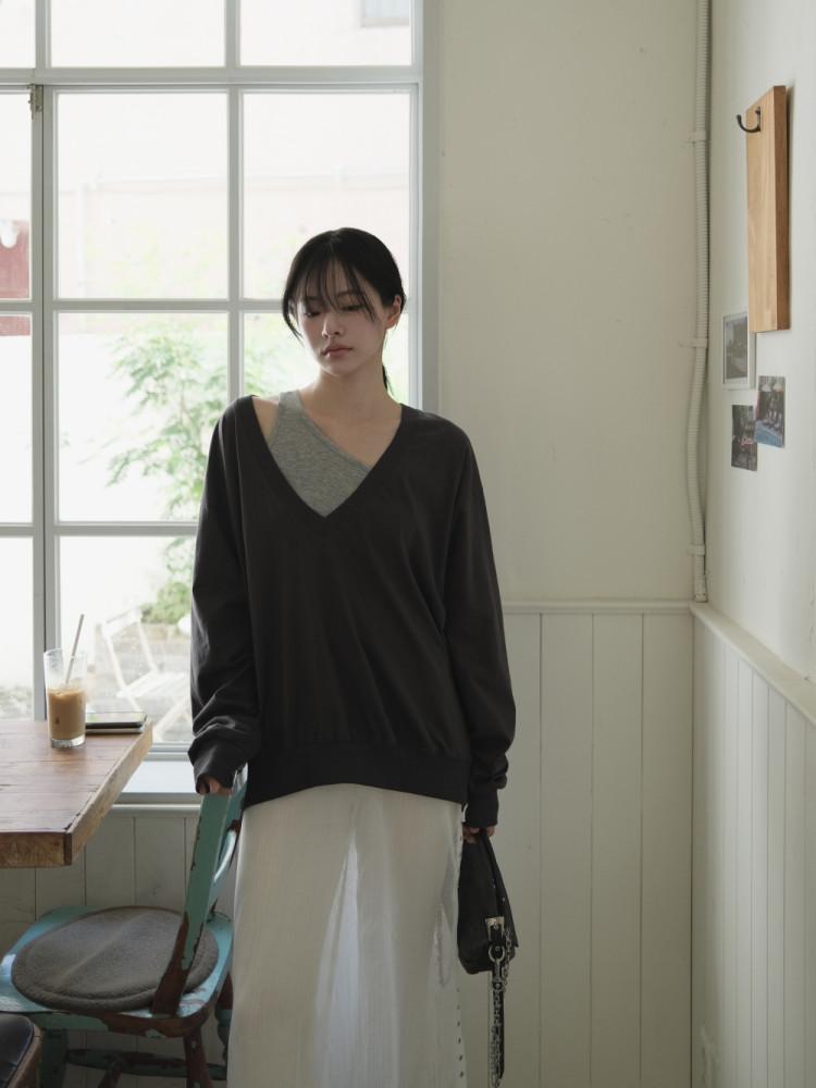 로비 딥브이넥 롱 슬리브 티셔츠