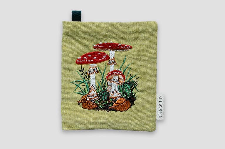 4차입고*[더와일드] 자수 폴딩 파우치 (clown mushroom)