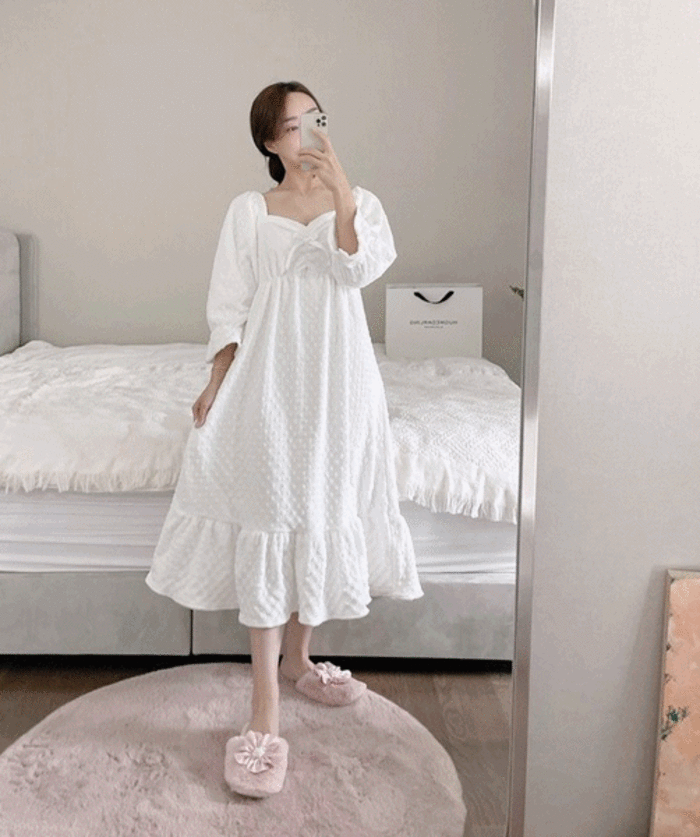 [여성] 밀크엠보 극세사 원피스 수면잠옷 (셔링)