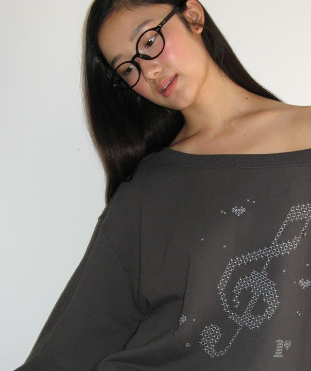 CROSS STITCH CLEF OFF SHOULDER SWEATSHIRT CHARCOAL