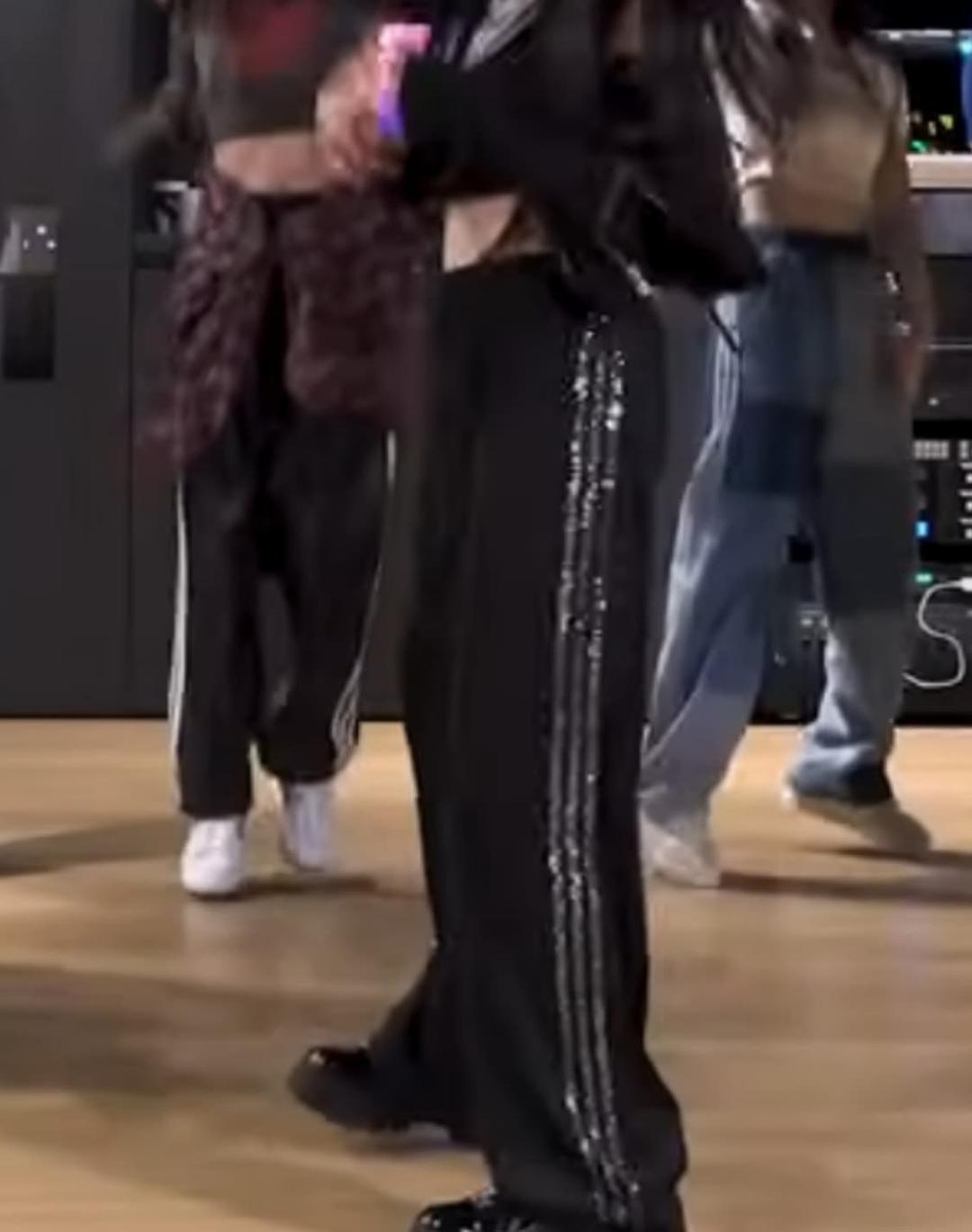 베몬 아사 착용 아디다스 엠블레쉬드 3S 스트라이프 트랙 팬츠 | 후루츠패밀리