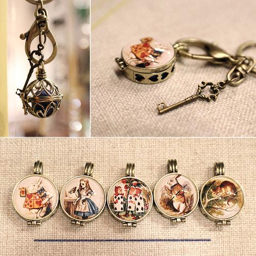 앨리스 디퓨저 키링 [아로마 테라피 에센셜오일 디퓨저 향수 스폰지 드롭 키링 가방장식] - 3차재입고