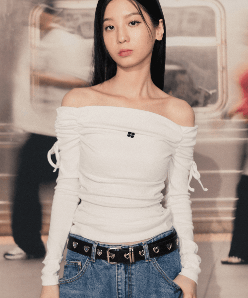 하이스쿨디스코(HIGH SCHOOL DISCO)  로고 리본 셔링 오프숄더 화이트 - 사이즈 & 후기 | 무신사