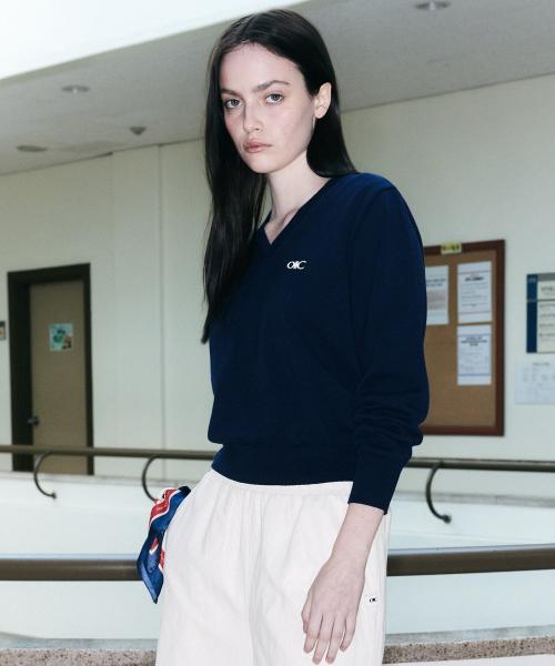 클래식 자수 브이넥 니트 [NAVY]