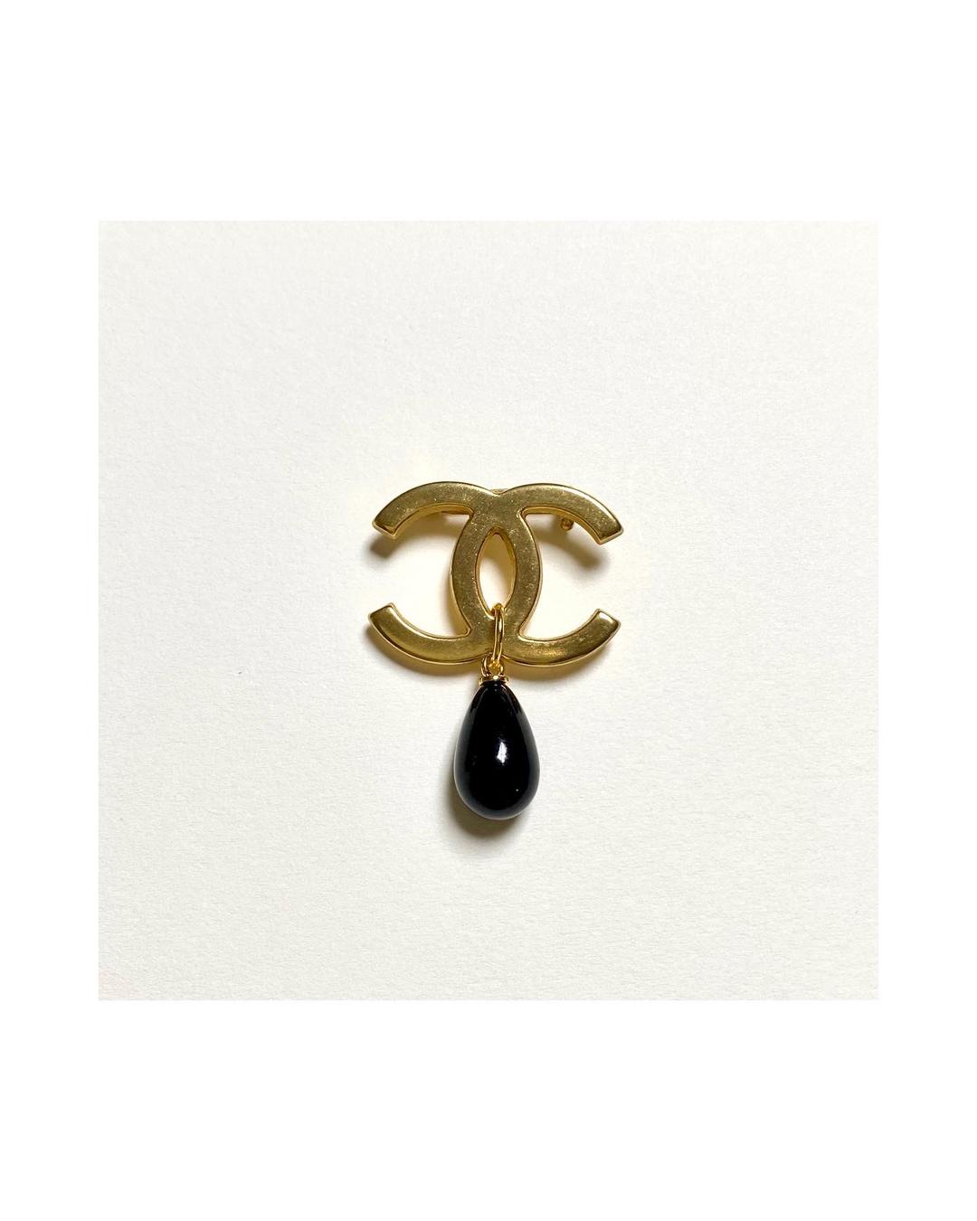 CHANEL hanger CC brooch no.4