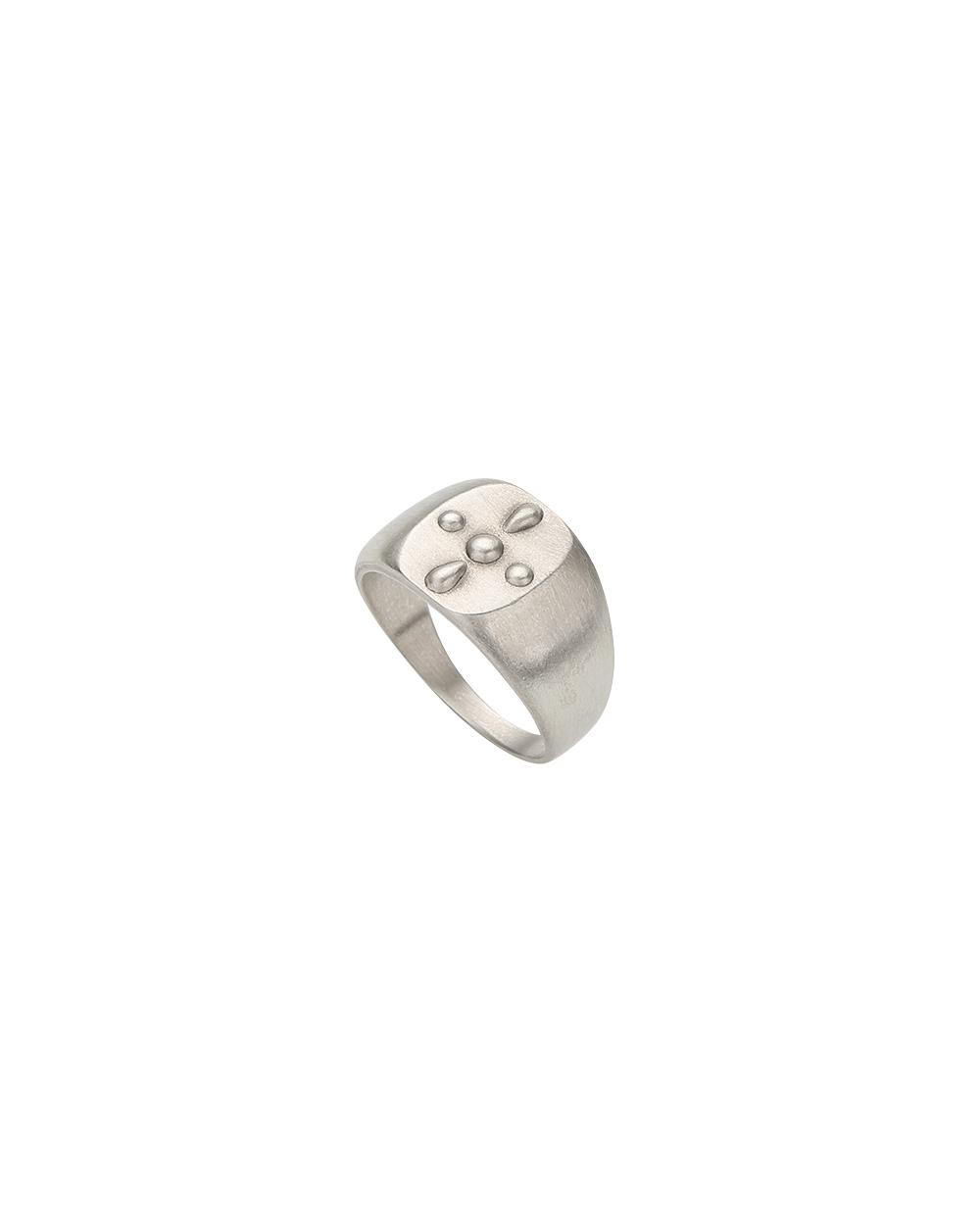 Round e.oum's signet ring