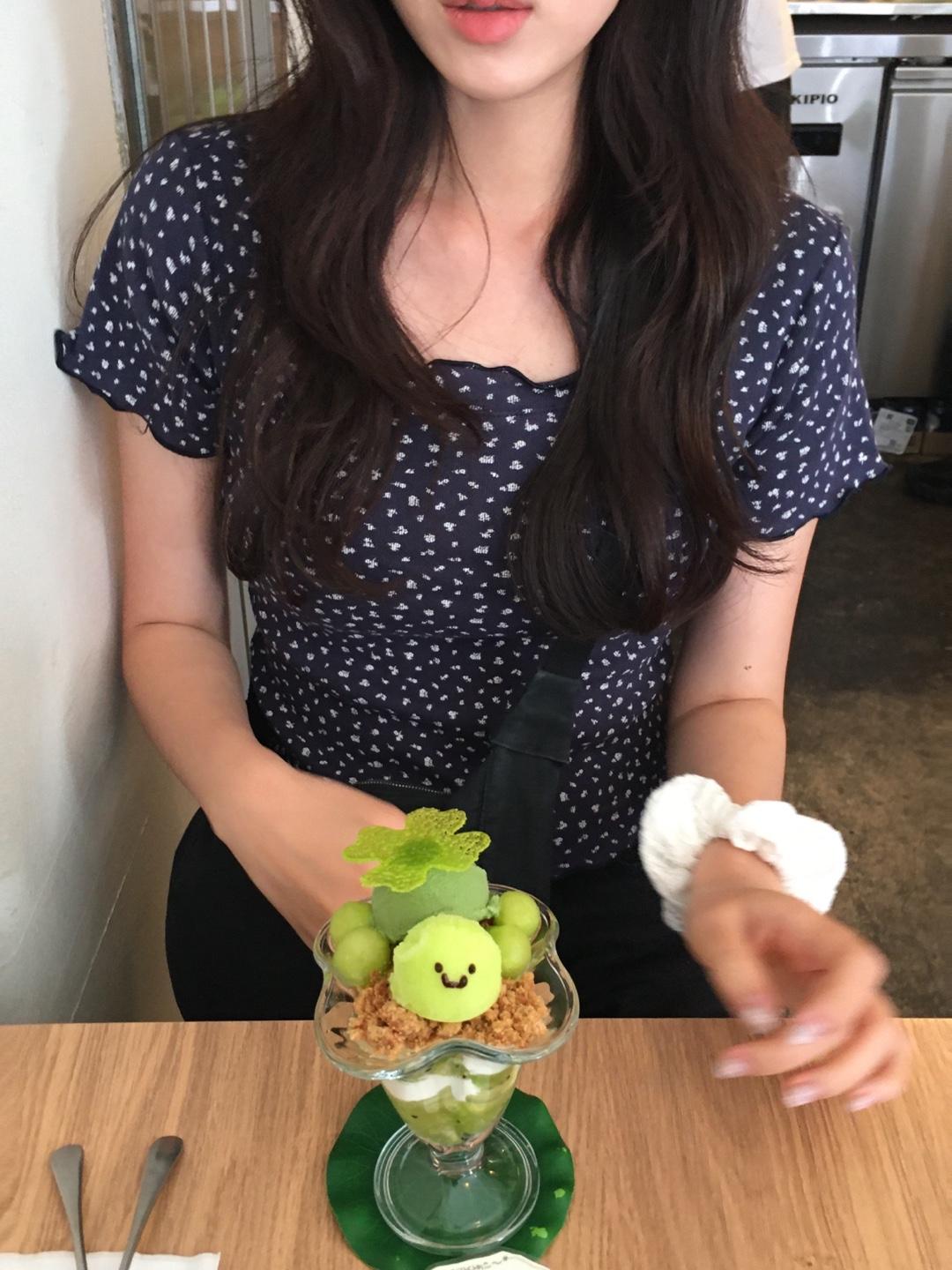 숲 플라워 프릴 티셔츠