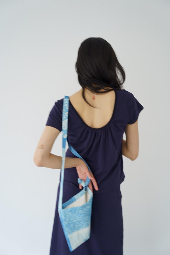 에어오브준 실키 백 셔링 탑 SILKY BACK SHIRRING TOP (Navy)