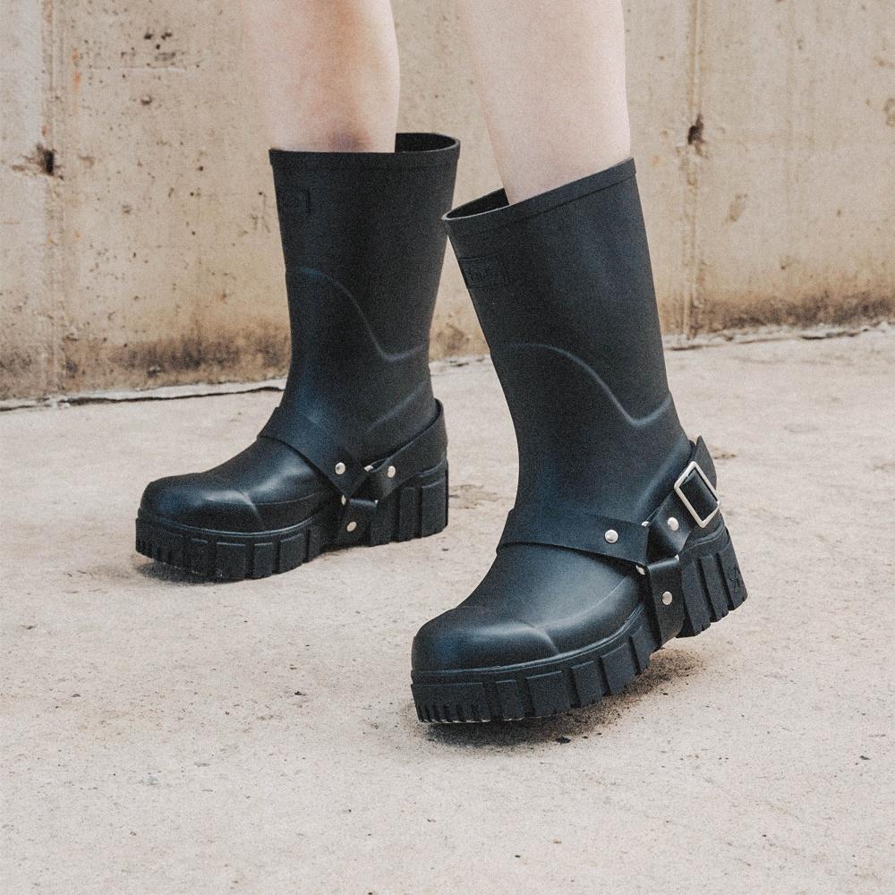 [단독] 새들 버클 레인부츠 half 412426001 (6cm/Black)