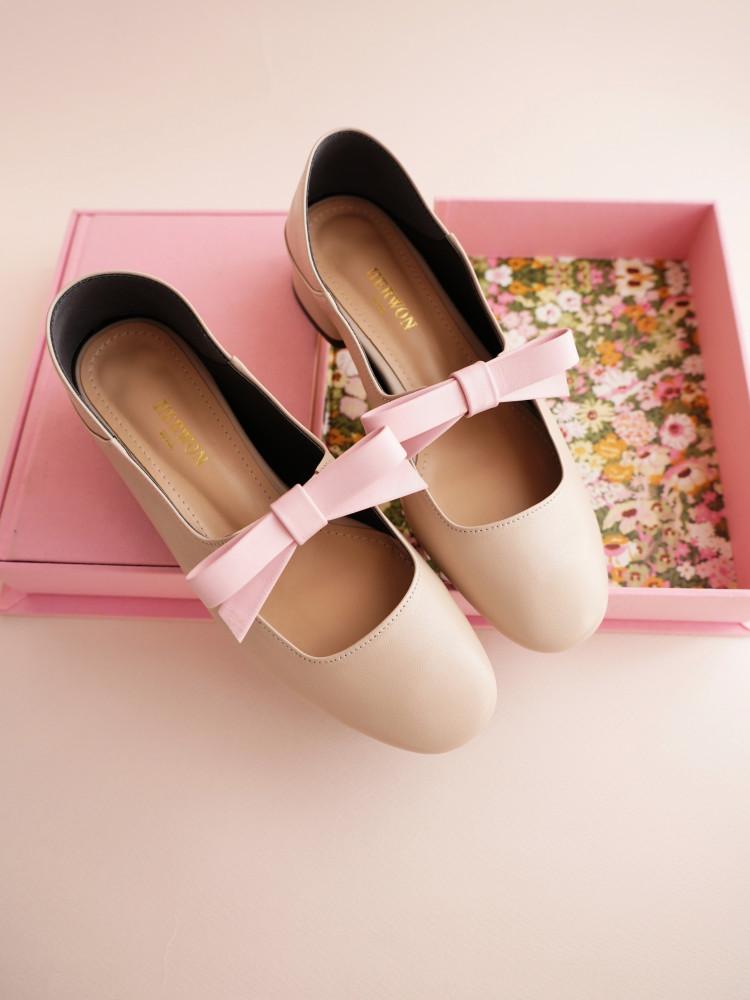 [부티크헤르원]  ﻿Mon Chou Ribbon Mary-jane Flat Shoes_ 몽슈 리본 메리제인 플랫 펌프스_스트랩힐_투톤 23SS 베이지 핑크