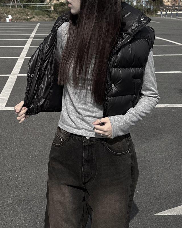 글로시 하이넥 크롭 조끼 패딩 (2color) - 유광패딩 크롭패딩 조끼 패딩조끼 숏패딩 하이넥 글로시