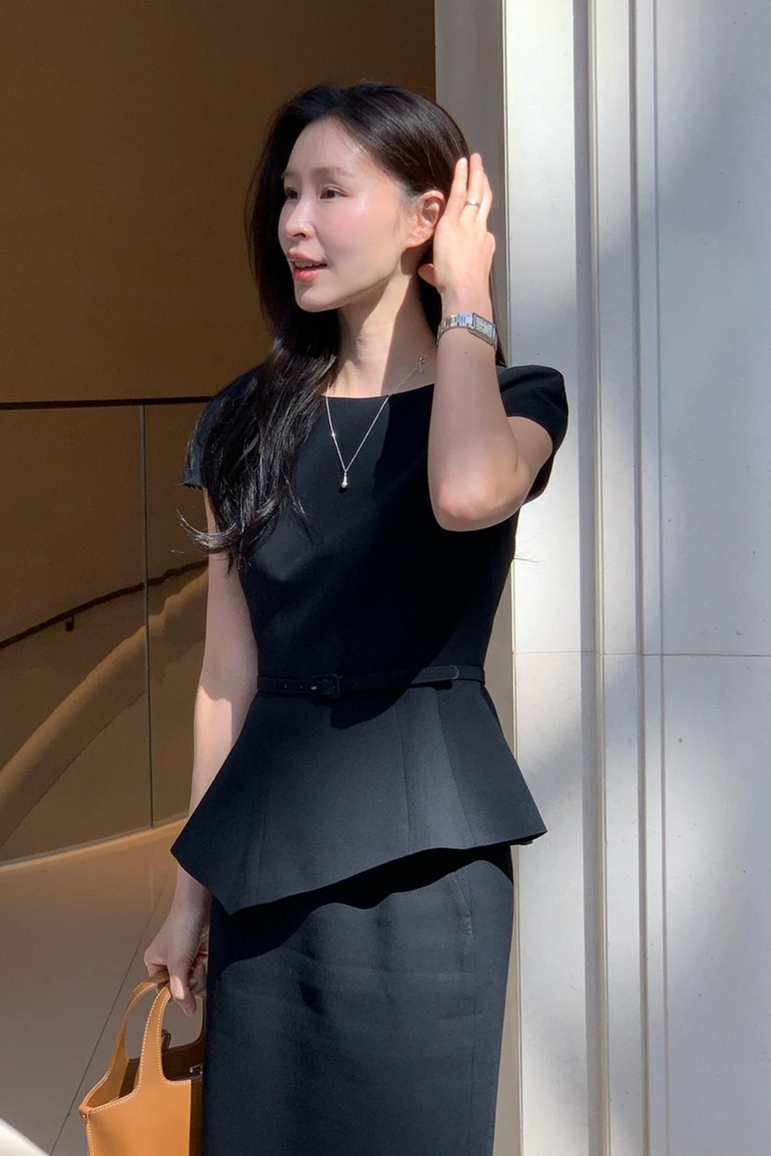 [2size 5/15 예약배송][혜임 Pick] DESTINY Asymmetry hemline boat neck blouse (Black)