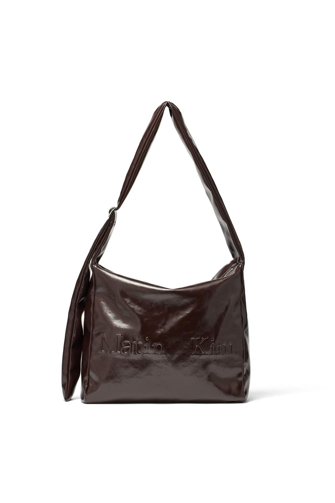 EMBOSSED LOGO LEATHER SHOULDER BAG IN BURGUNDY