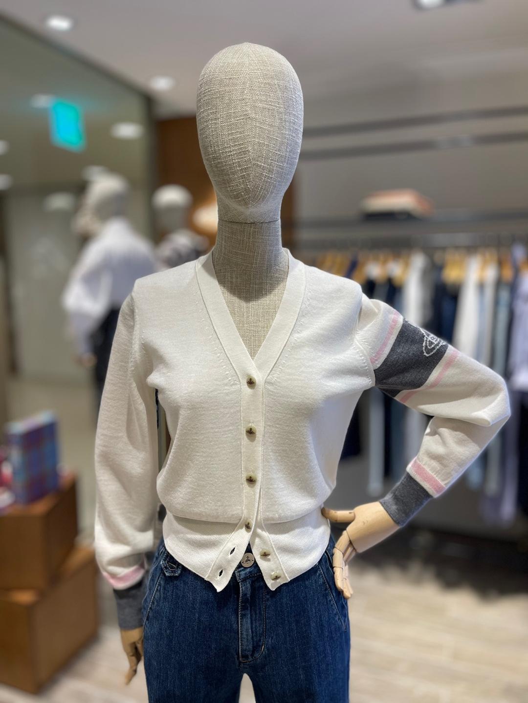 비비안웨스트우드 앵글로매니아 ORB로고 견장 컬러 배색 V넥 가디건 화이트 (VMTUKN7460)