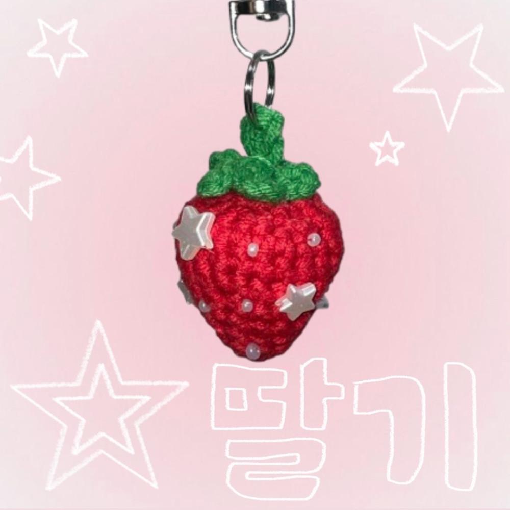 [𝐦𝐞𝐳𝐜𝐥𝐚𝐝𝐨] 딸기 비즈 뜨개 키링 / 딸기 키링 / 별딸기 키링