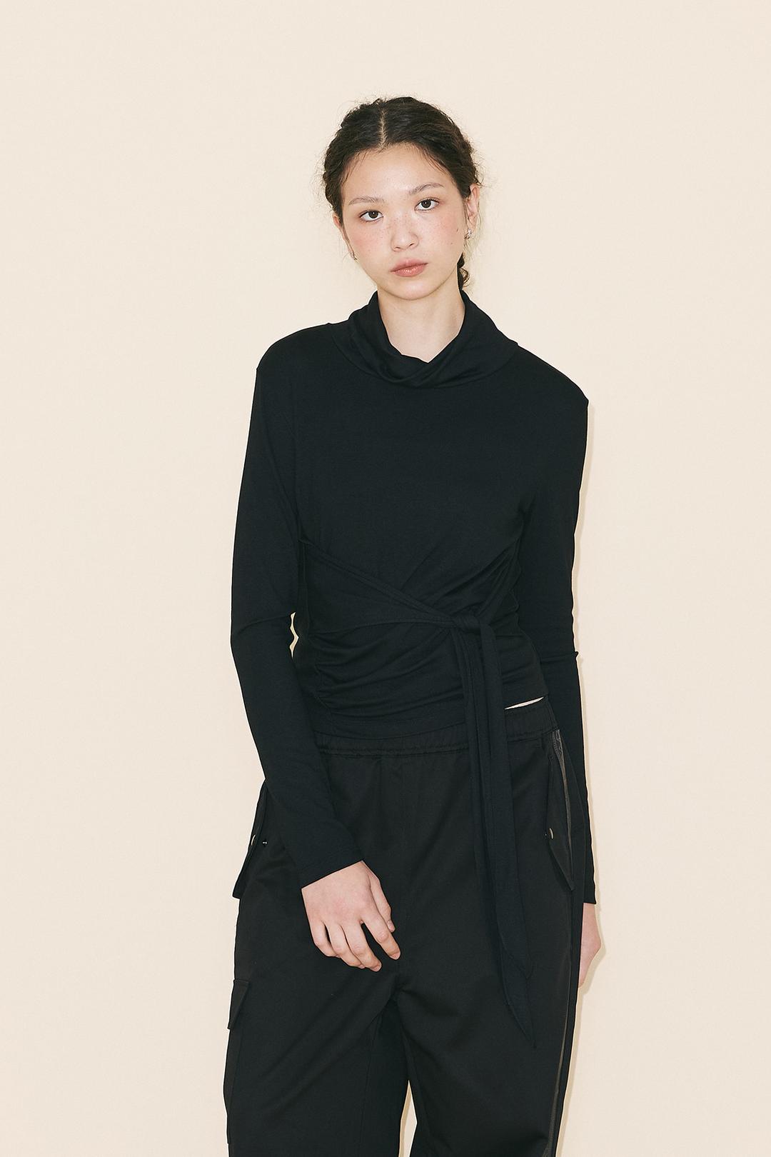 WRAP AROUND TURTLE NECK T-SHIRT - BLACK