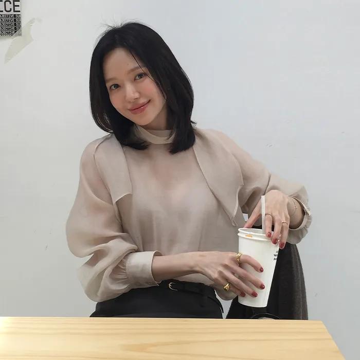 [소연 착용][4차 리오더]Tie See-through Blouse[LMBEAUSH314]-Light Beige