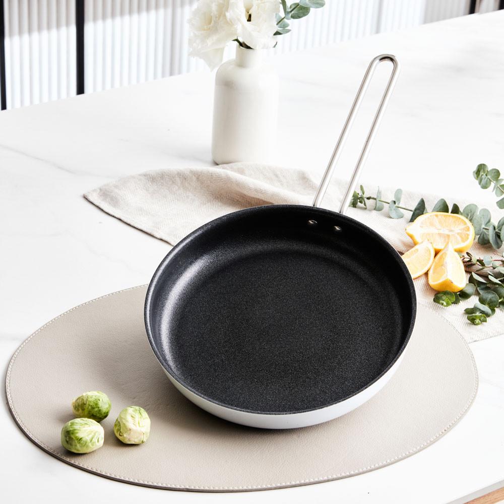 핀일로 국내산 칼라스텐 포스코304 통5중 화이트 프라이팬 24 인덕션용 인덕션팬