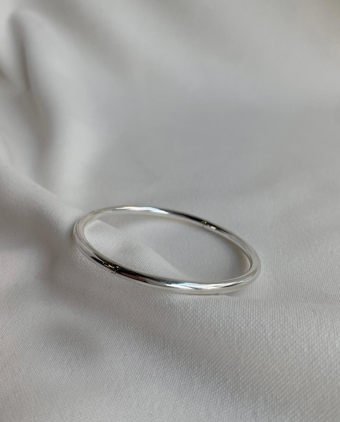 Simple Line Bangle.Q