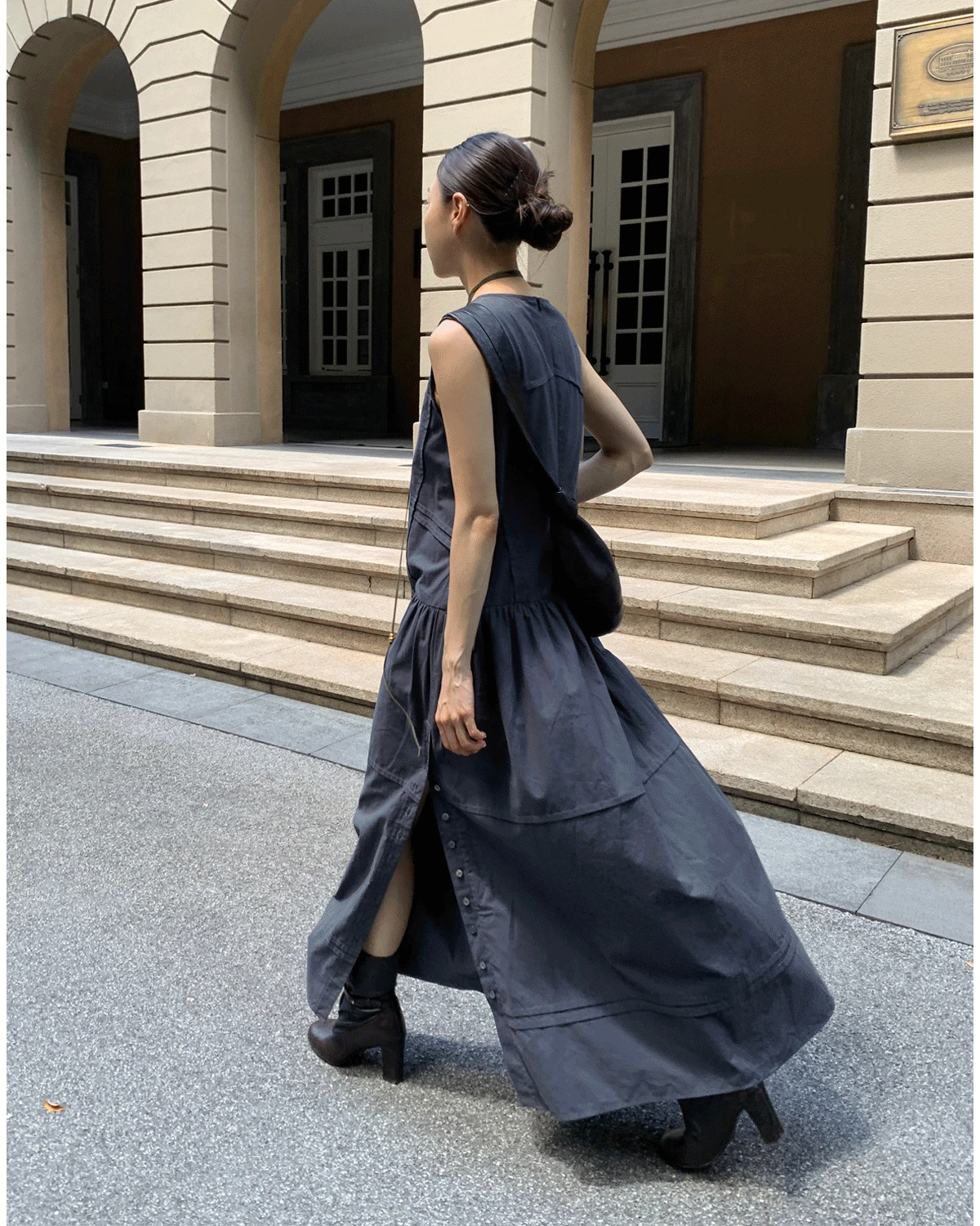 25FW M.K EXCLUSIVE!) V NECK SLIT DETAIL DRESS (CHARCOAL)