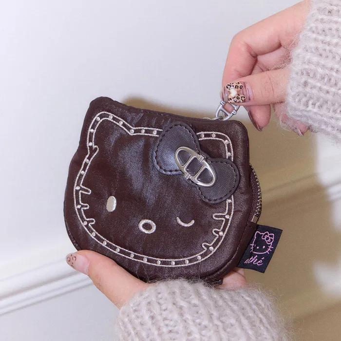 [Hello Kitty x athe] 스터드 브라운 스트랩 미니파우치 AAWA6E005W3