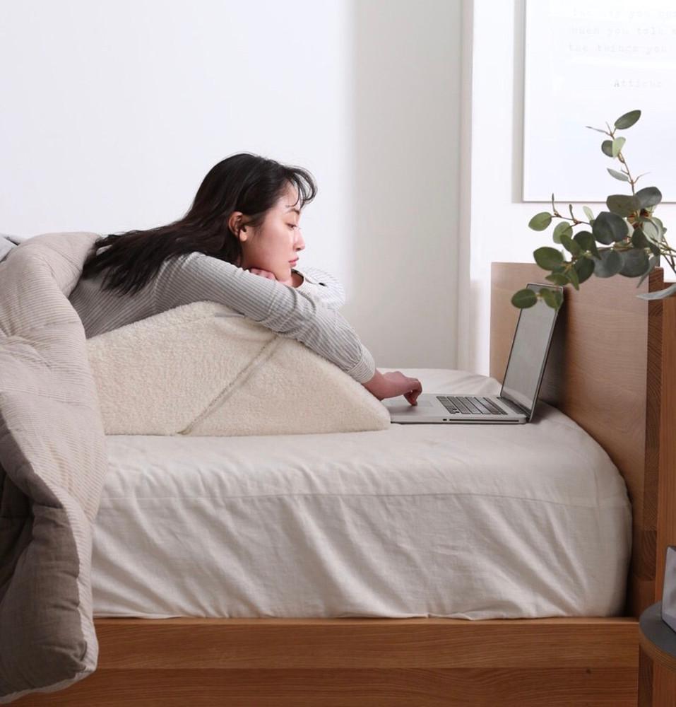 식스모션 메모리폼 삼각 등받이 대형쿠션 쇼파 침대 허리받침