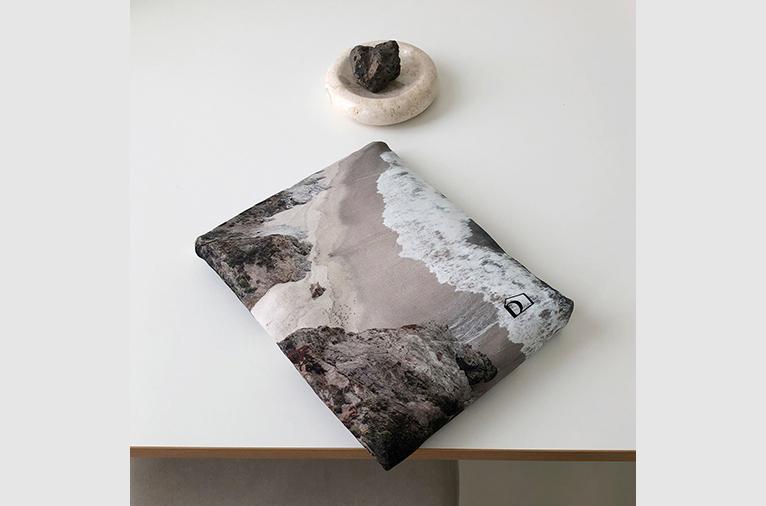 [데이리움] 태블릿파우치 11인치 - 샌드스톤 (재입고)