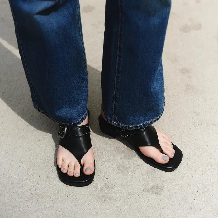 STUDIA BUCKLE FLIP-FLOP / BLACK