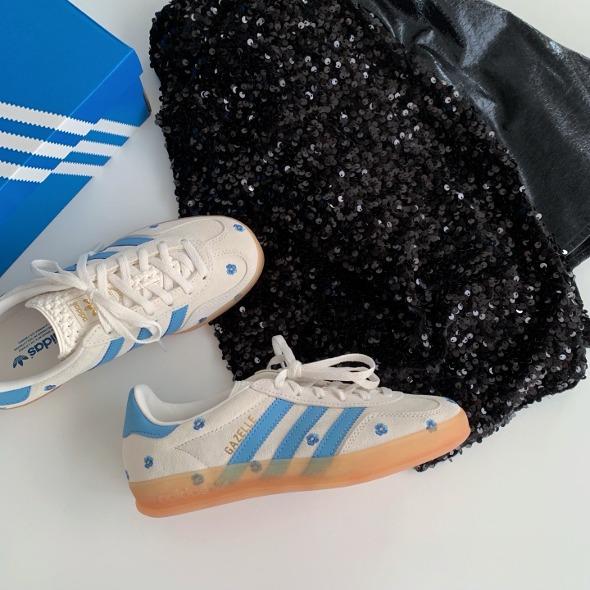 [해외]아디다스 우먼스 가젤 인도어 화이트 라이트 블루 IF4491