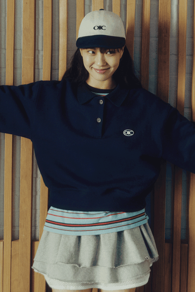 [2월 25일 예약배송] 써클 와펜 카라 맨투맨 [NAVY] - 오아이오아이컬렉션