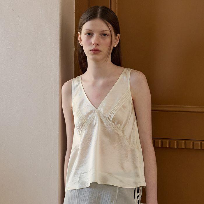 SATIN SLEEVELESS TOP (CREAM)