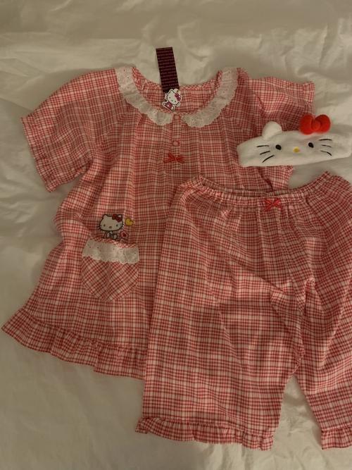 [산리오정품] 프릴 자수 키티 파자마 - 1col