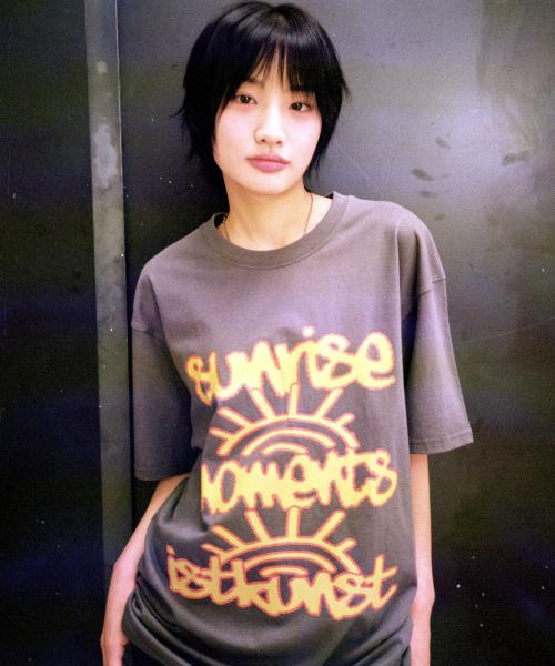 SUNRISE MOMENT TEE_CHARCOAL(IK2EMMT504A)