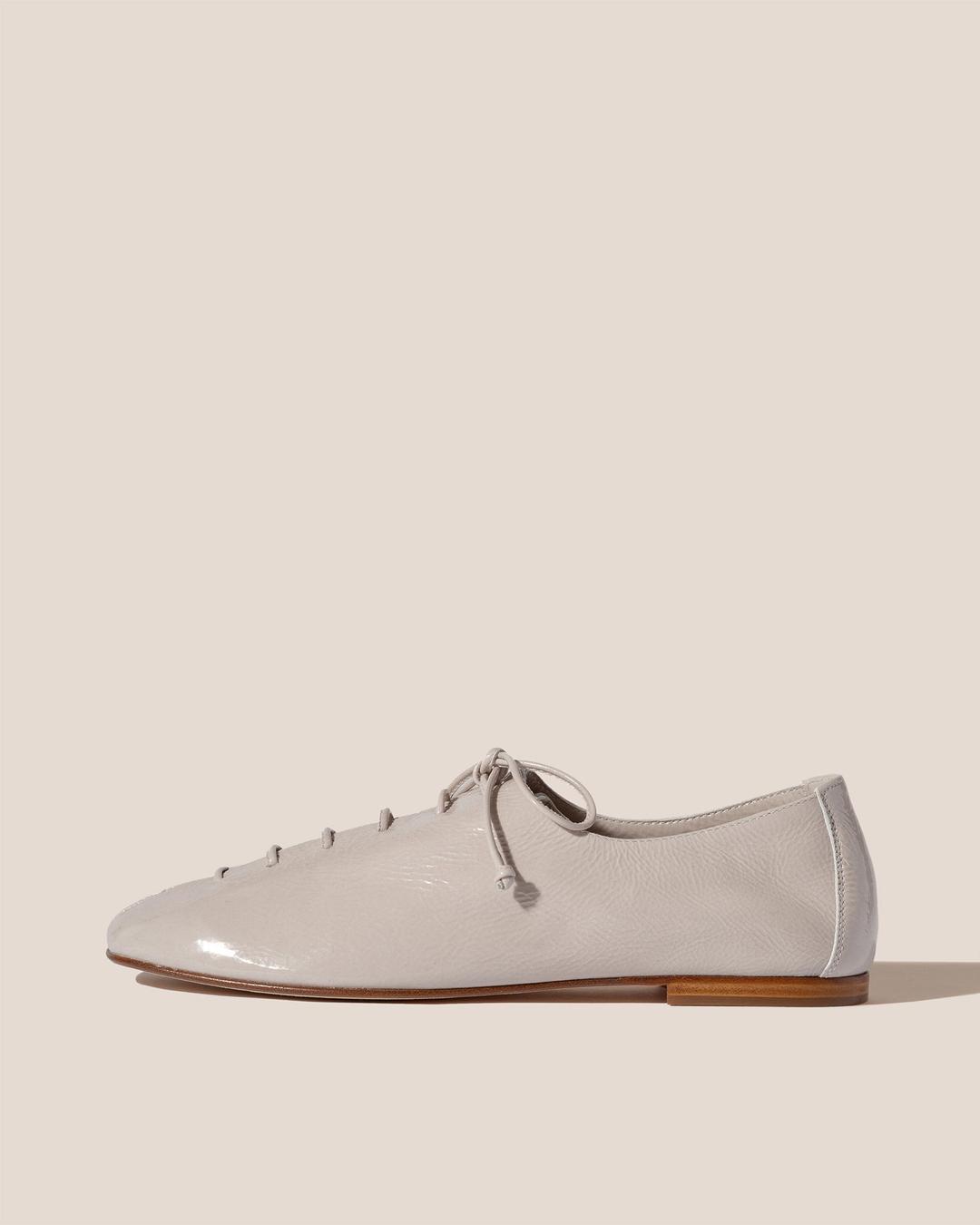 PLEGADA CRINKLED GLOSSY - Deconstructed Lace-up Shoe - 35 / cream
