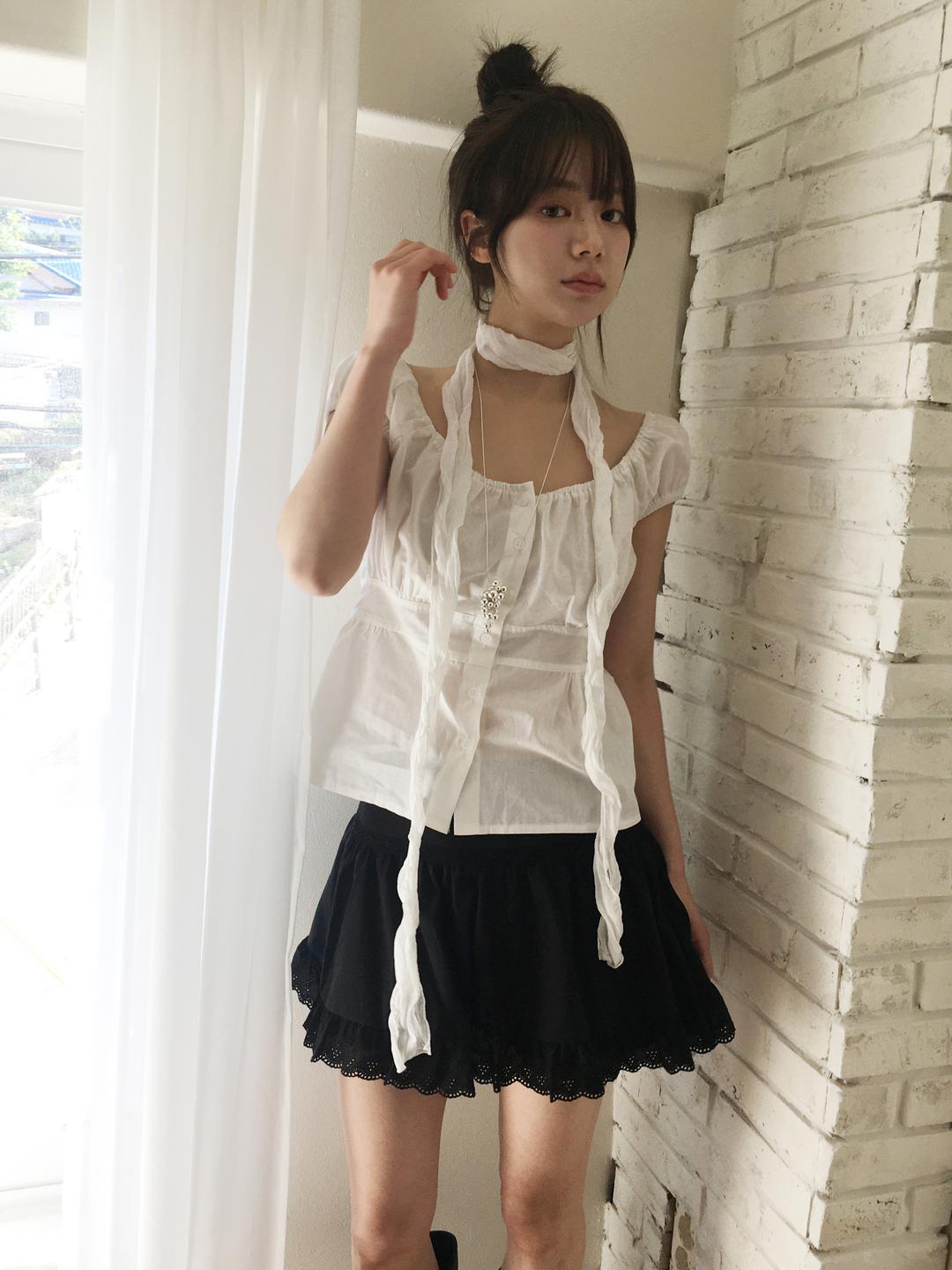 노비야카 Puff sleeveless blouse (white, black)