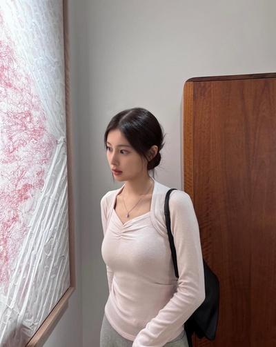 강혜원착용이바나헬싱키Armo knit blouse 아르모 니트블라우스