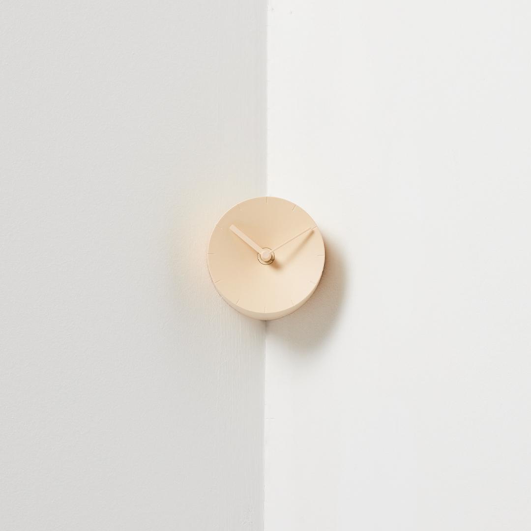 모서리 시계 - 버터