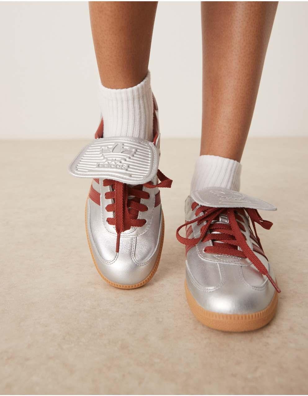 메탈릭 실버와 레드 컬러의 adidas Originals Samba LT 트레이너