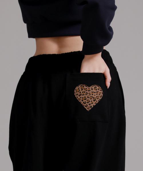 레오파드 하트 포켓 아플리케 트레이닝 핀턱 와이드 팬츠_블랙