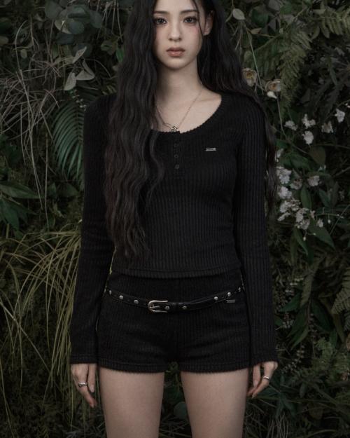 Ribbed Button T-shirt (black)