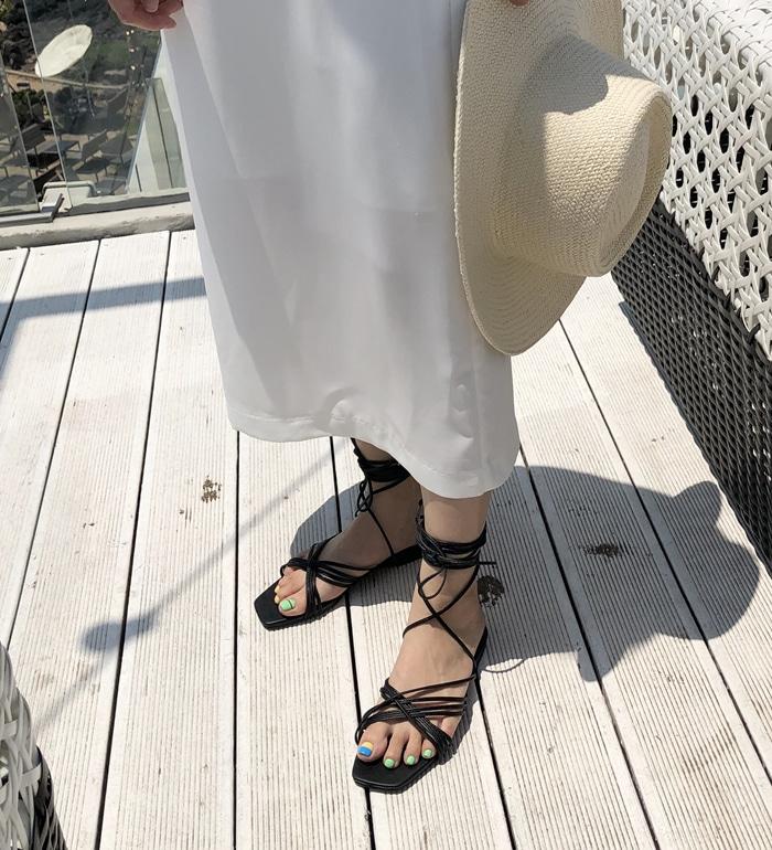 스퀘어라인 크로스 씬스트랩 글래디샌들